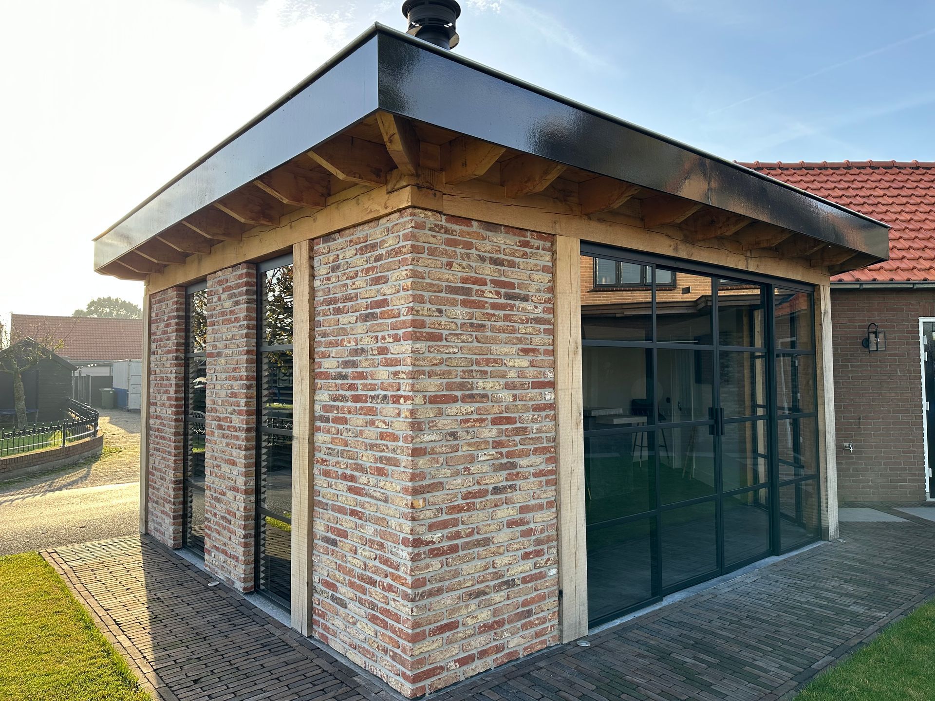 Moderne tuinhuisje bakstenen en glas. Aanbouw gerenoveerd voor verbouwing.