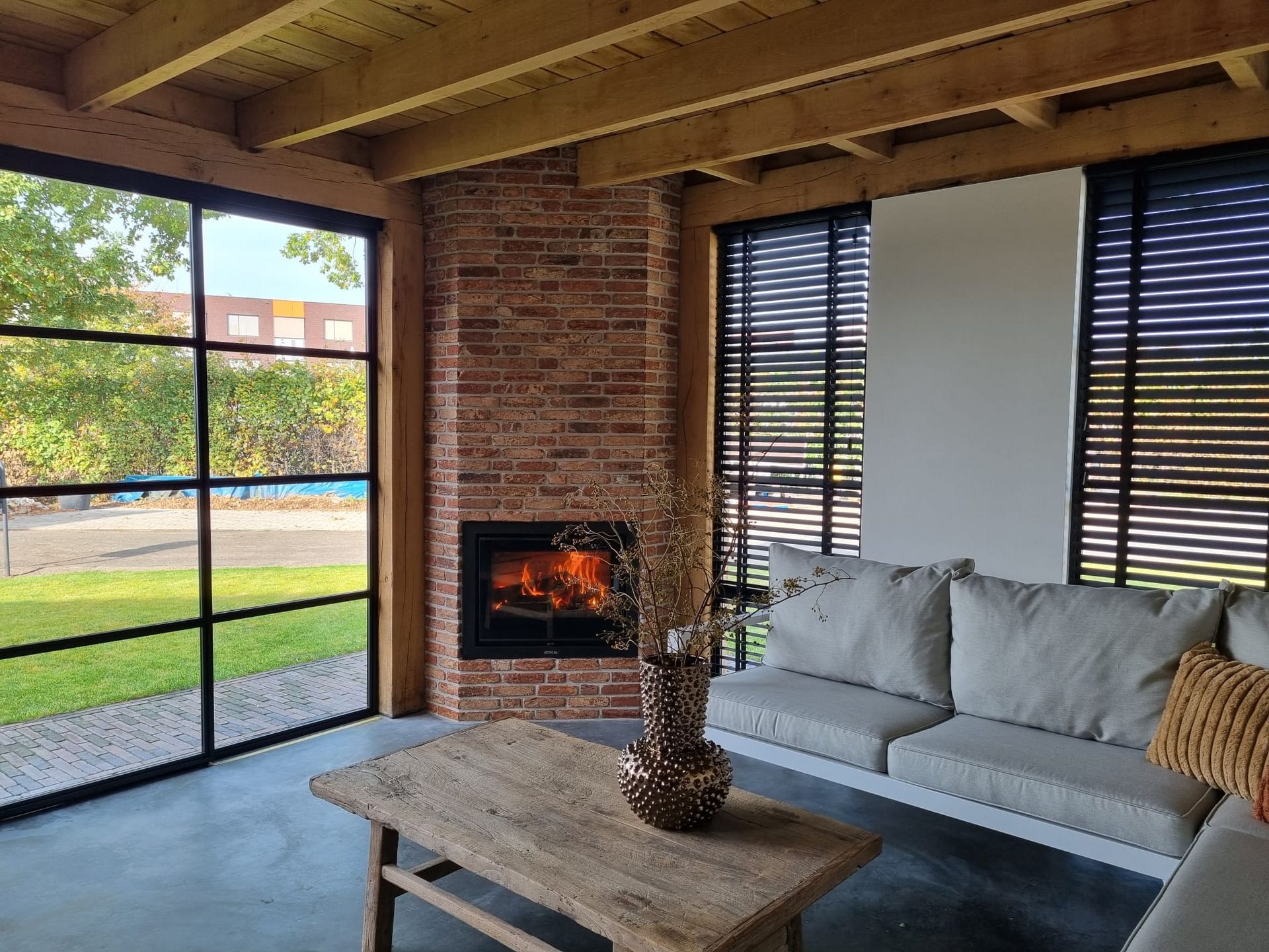 Gerenoveerde woonkamer en eetkamer voor verbouwing. Moderne haard en schuifdeuren aanbouw.