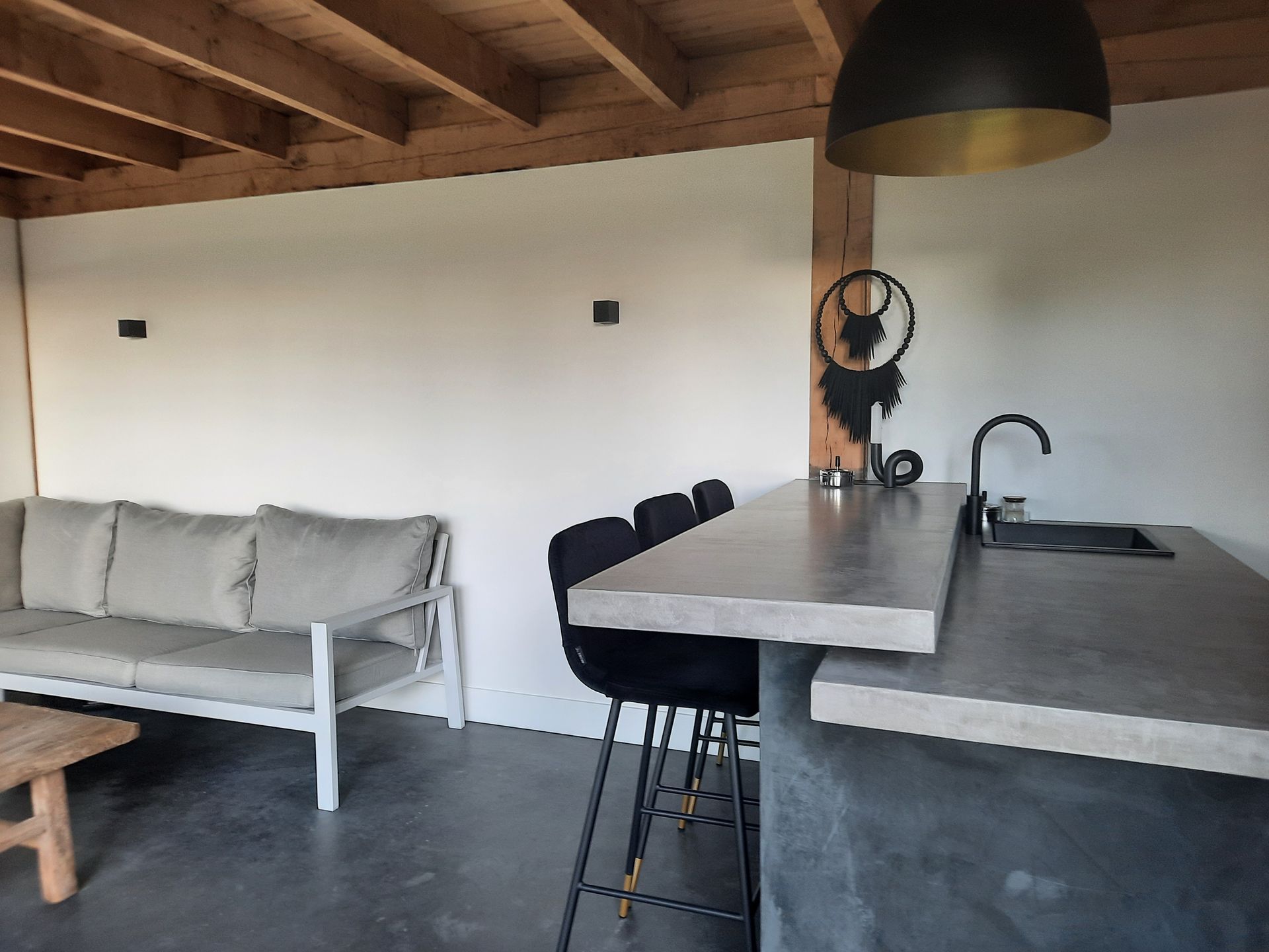Gerenoveerde keuken en eetkamer. Woonkamer voor verbouwing houten balken.