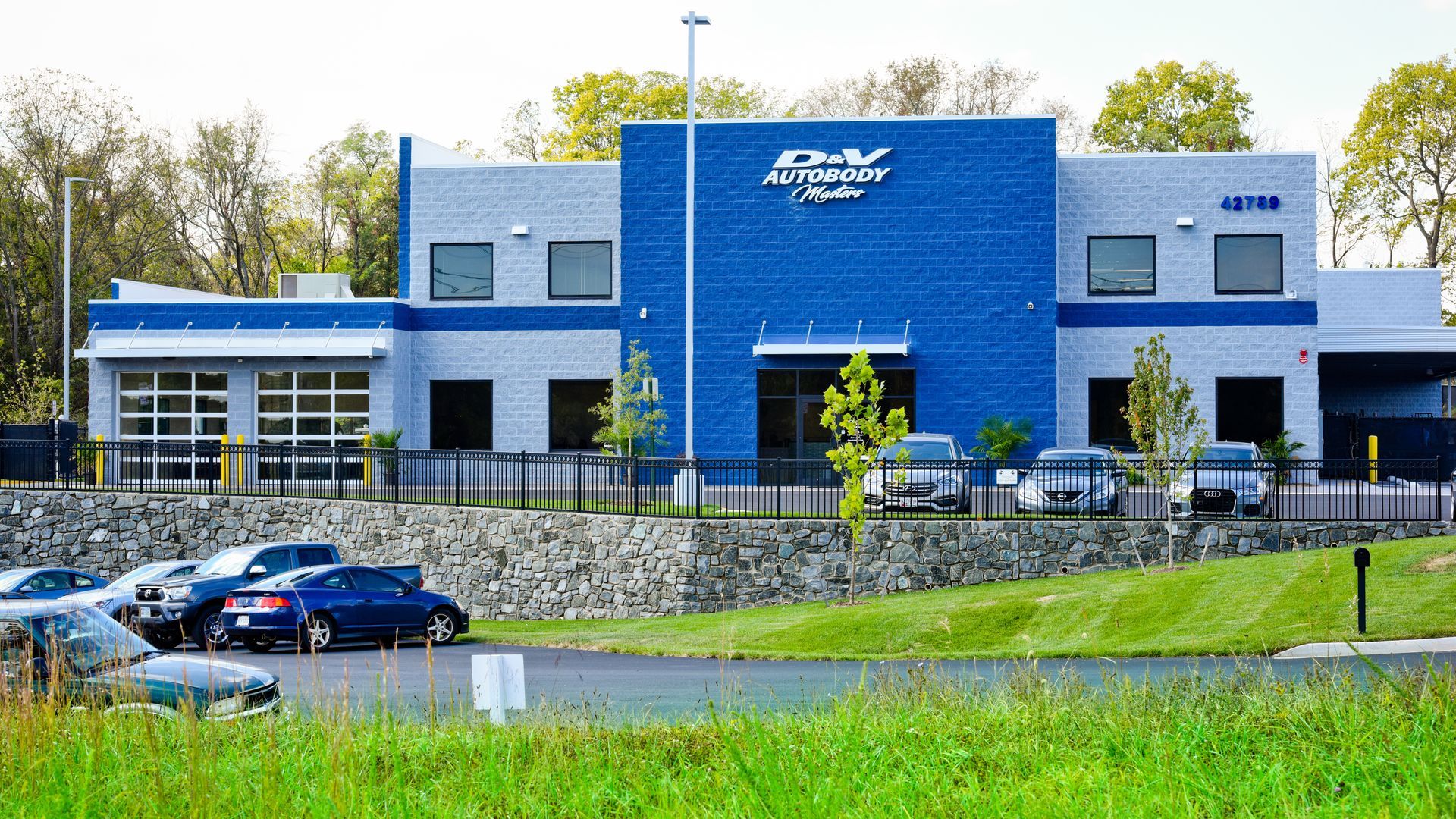 Modern D&V Autobody Building With Blue Exterior | D&V Autobody