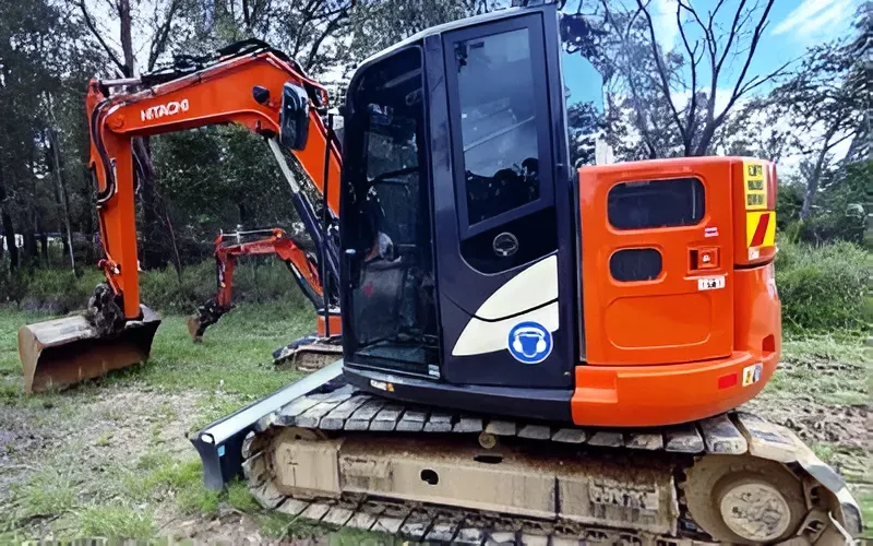 Hitachi excavator with digging bucket for excavation projects in Sunshine Coast