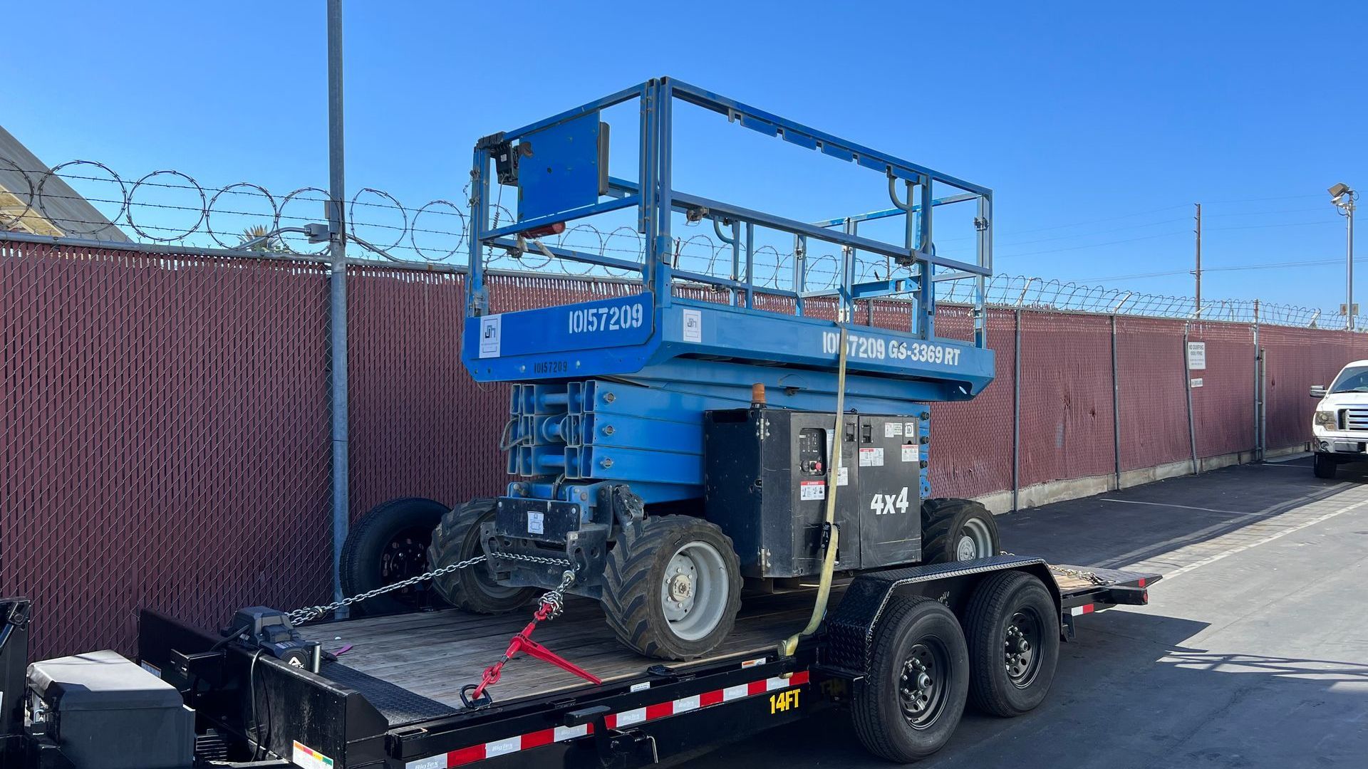 A scissor lift is sitting on top of a trailer.