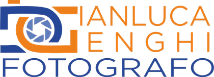 Logo del fotografo Gianluca Genghi, con il simbolo dell'otturatore della macchina fotografica nei colori blu e arancione.