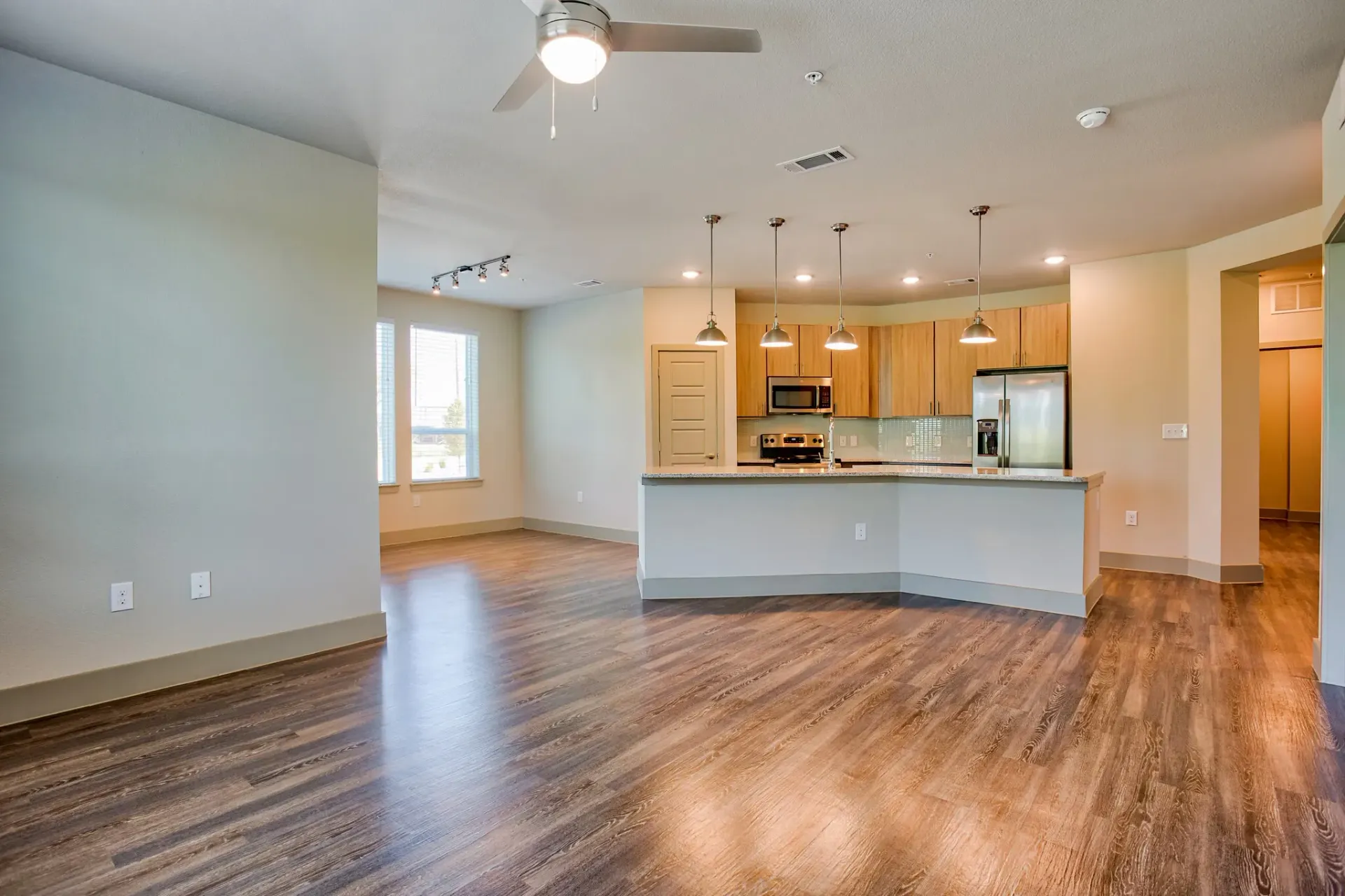 Modern living room with a ceiling fan and contemporary furnishings at Three77 Park in Fort Worth, TX.