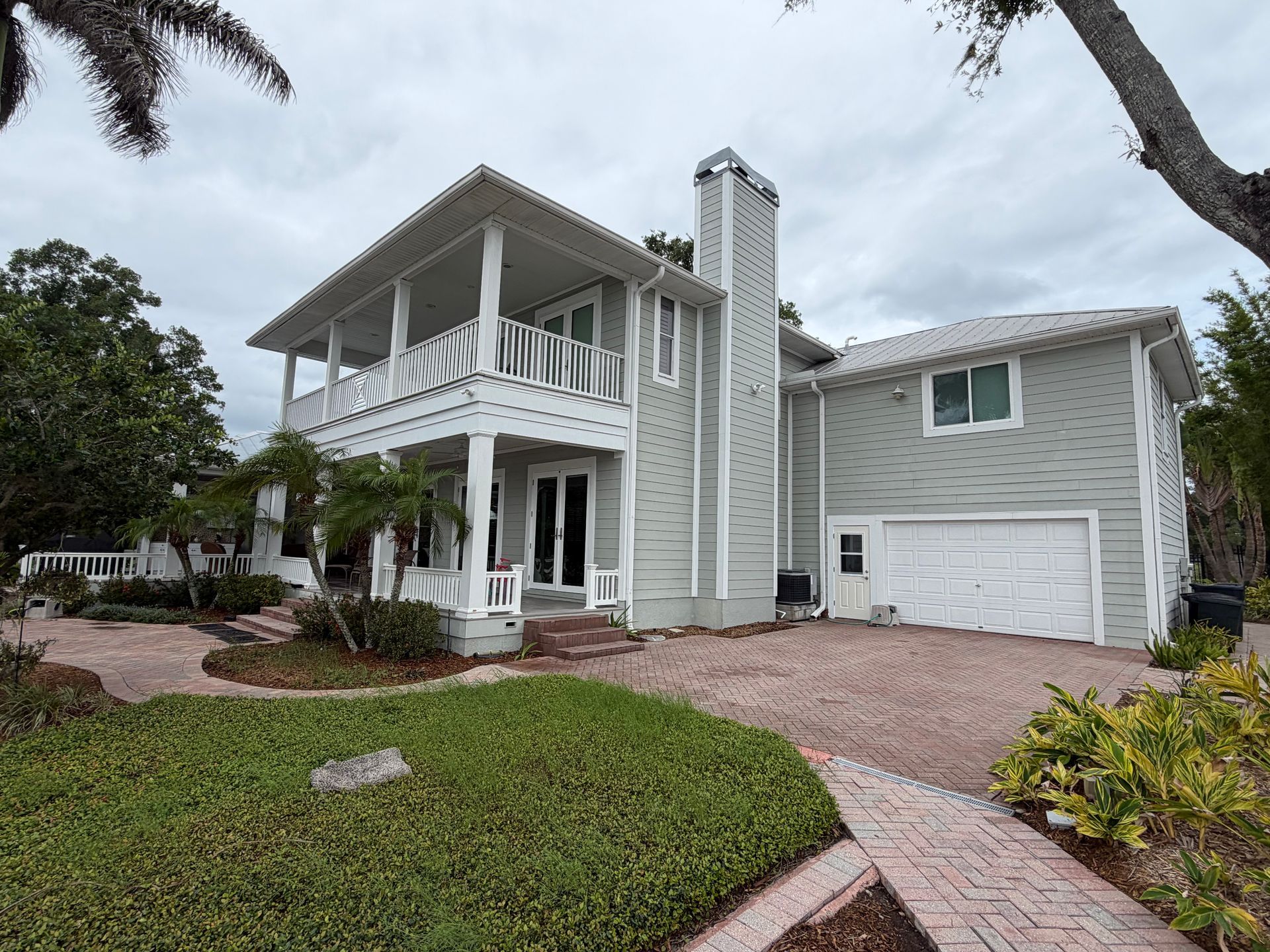 Lake Magdalene house washing removes algae, mold, dirt, and mildew with professional soft washing services. 813-957-1174