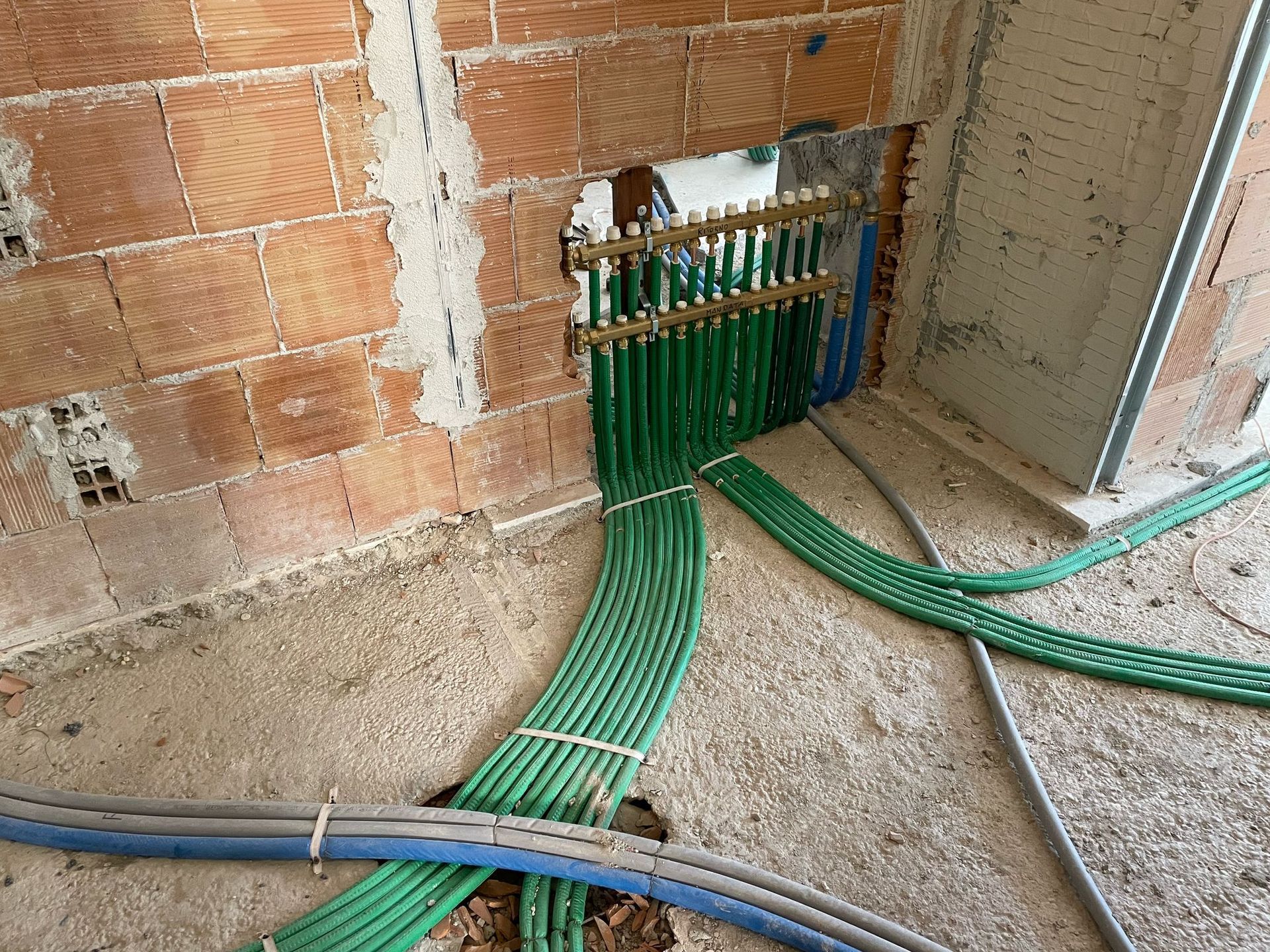 Un mucchio di fili escono da un buco nel muro