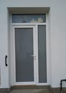 portoncino di ingresso in PVC in colore bianco