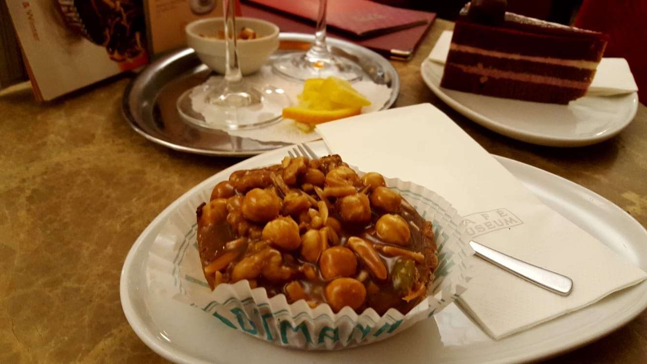 wien ringstraße sehenswürdigkeiten. Kaffeehäuser. Sachtertorte. Cafe Museum