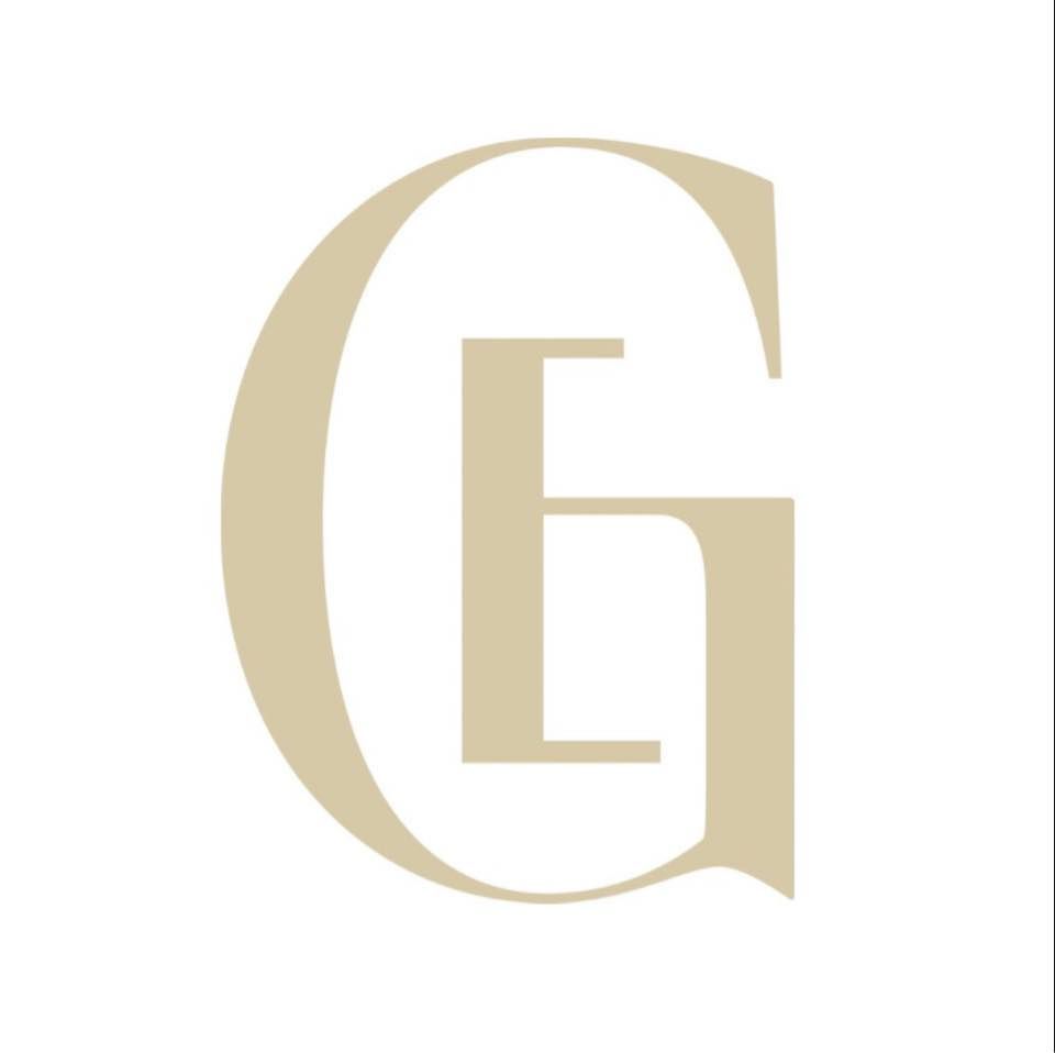 Beiges „G“ mit einem inneren „L“.