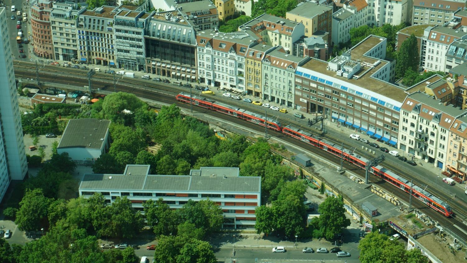 Berlin Blick auf Regionalzug vom Fernsehturm