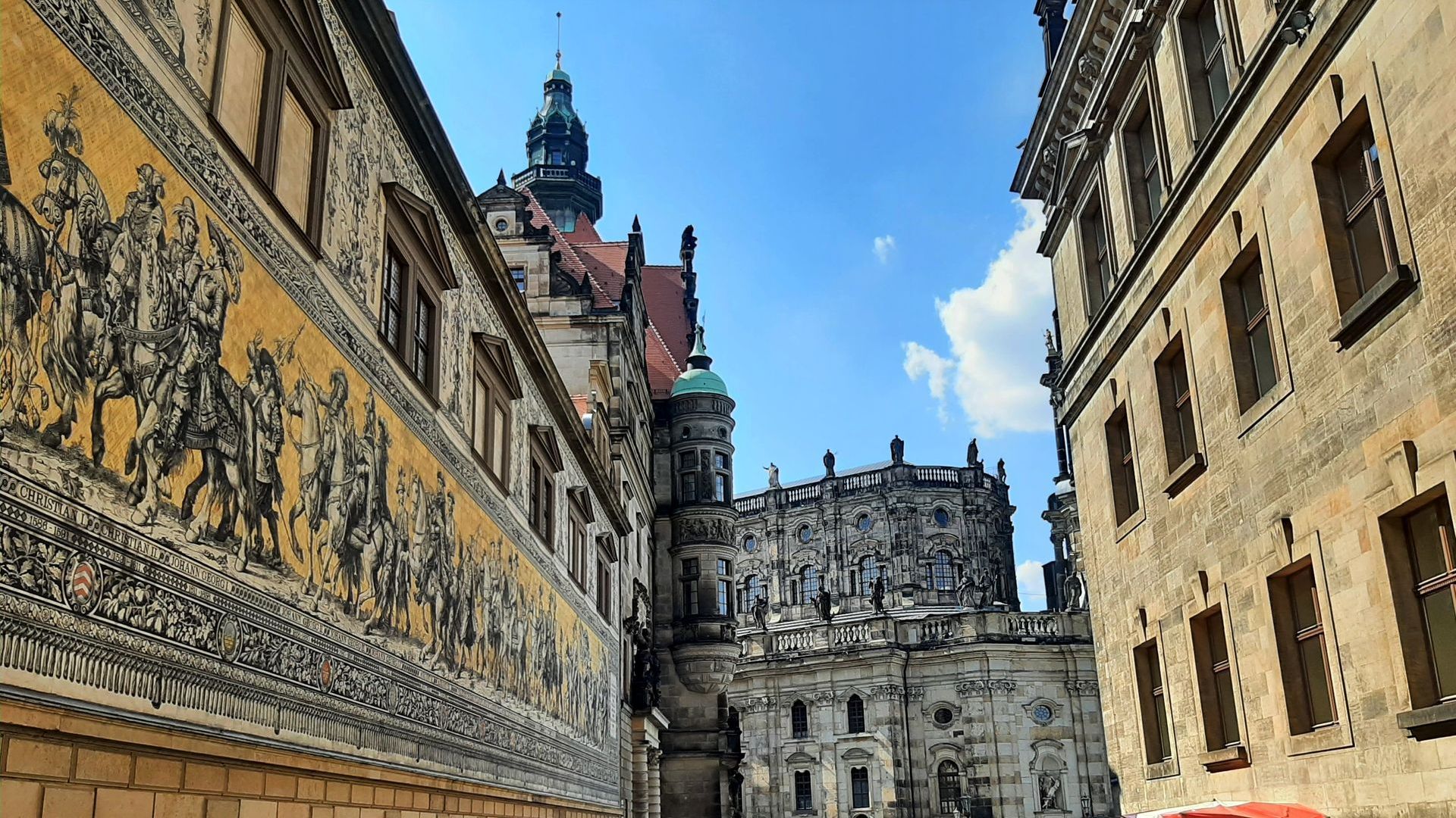 Fürstenzug Fürstenzug mit Residenzschloss im Hintergrund in Dresden