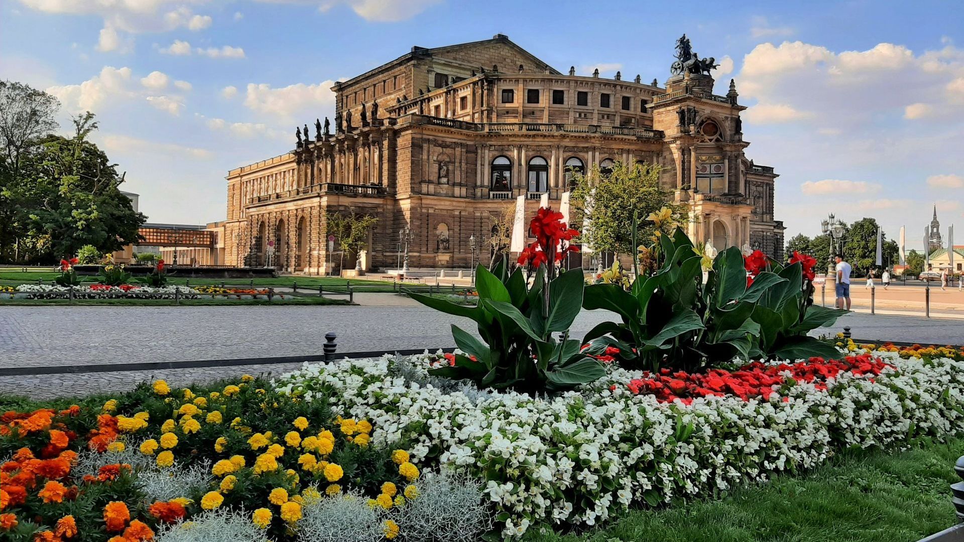 Semperoper Theaterplatz mit Semperoper im Hintergrund