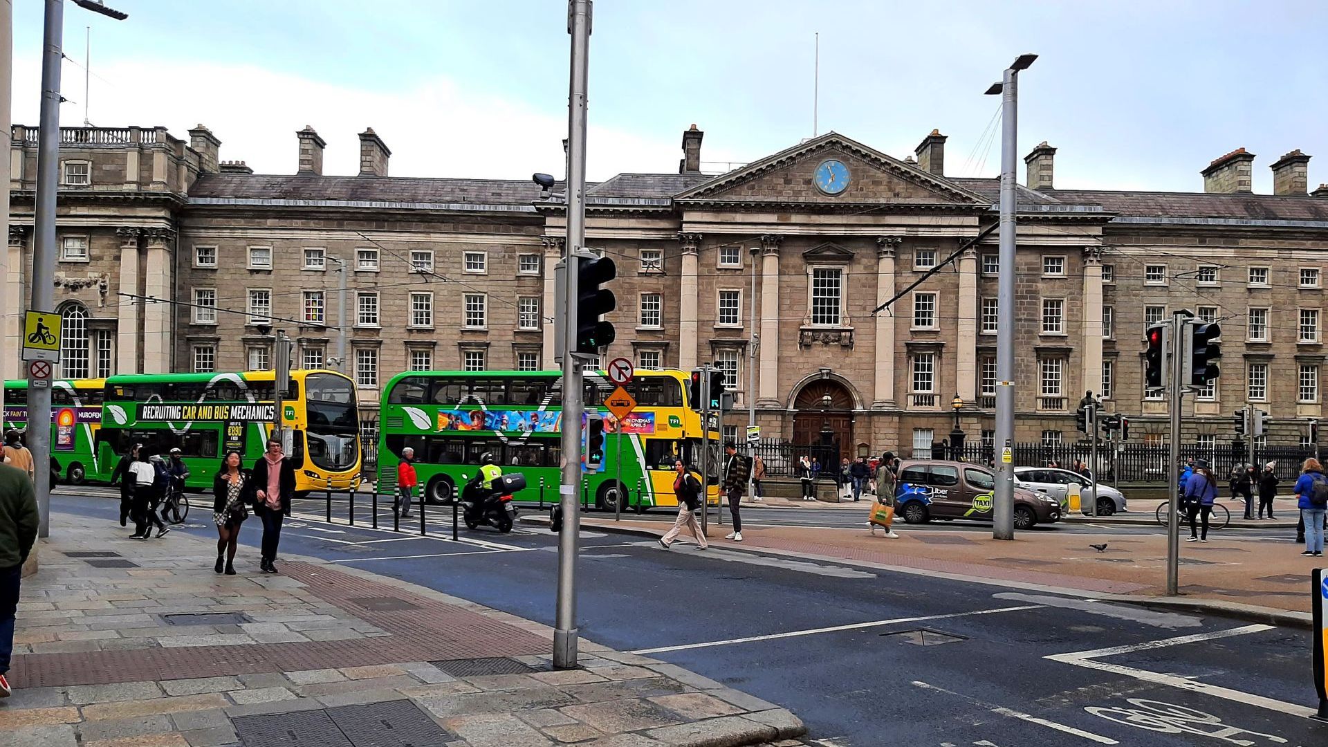Busse vor Trinity College Dublin Innenstadt Trinity College Busse