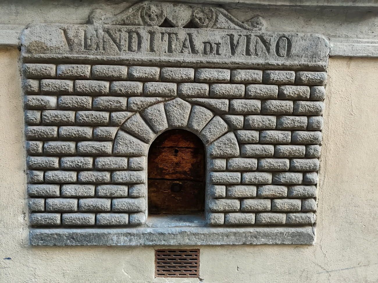 Weinfenster Florenz A stone wine window (
