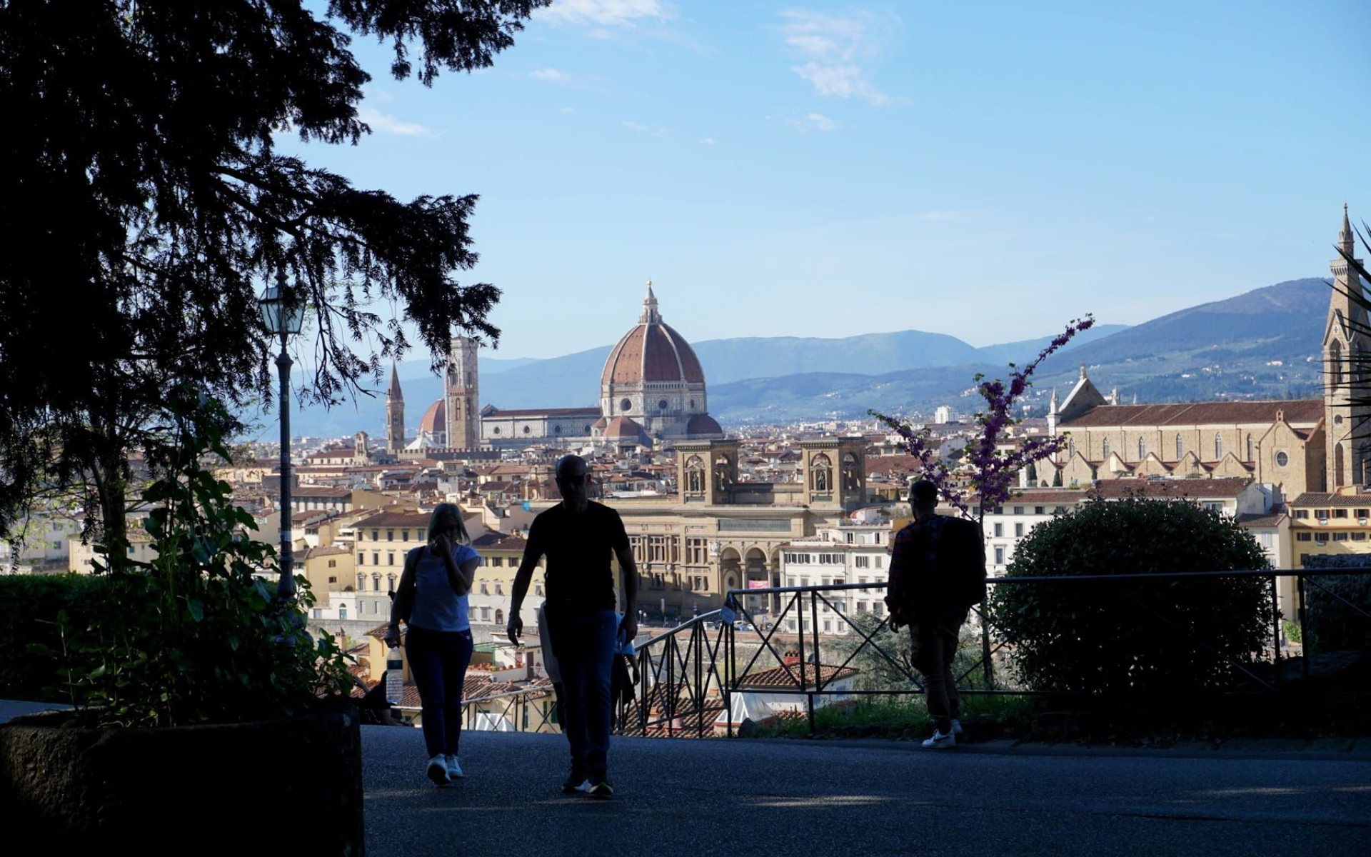 Florenz Aussichtspunkt People walking on a path overlooking the Florence Cathedral and cityscape on a sunny day.