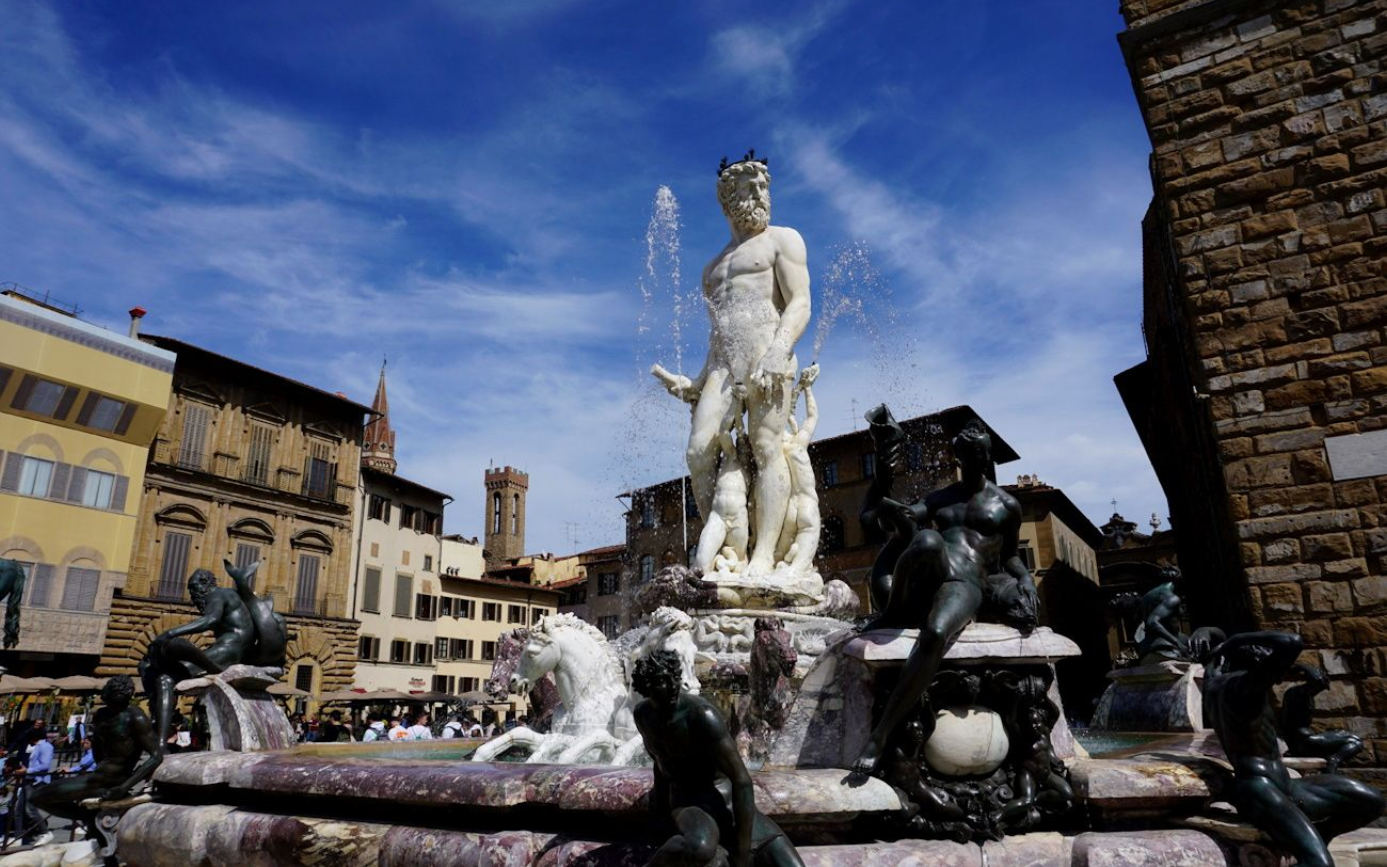 Palazzo Vecchio Florenz The Neptune Fountain with its central white statue surrounded by bronze figures in Florence's Piazza della Signoria.