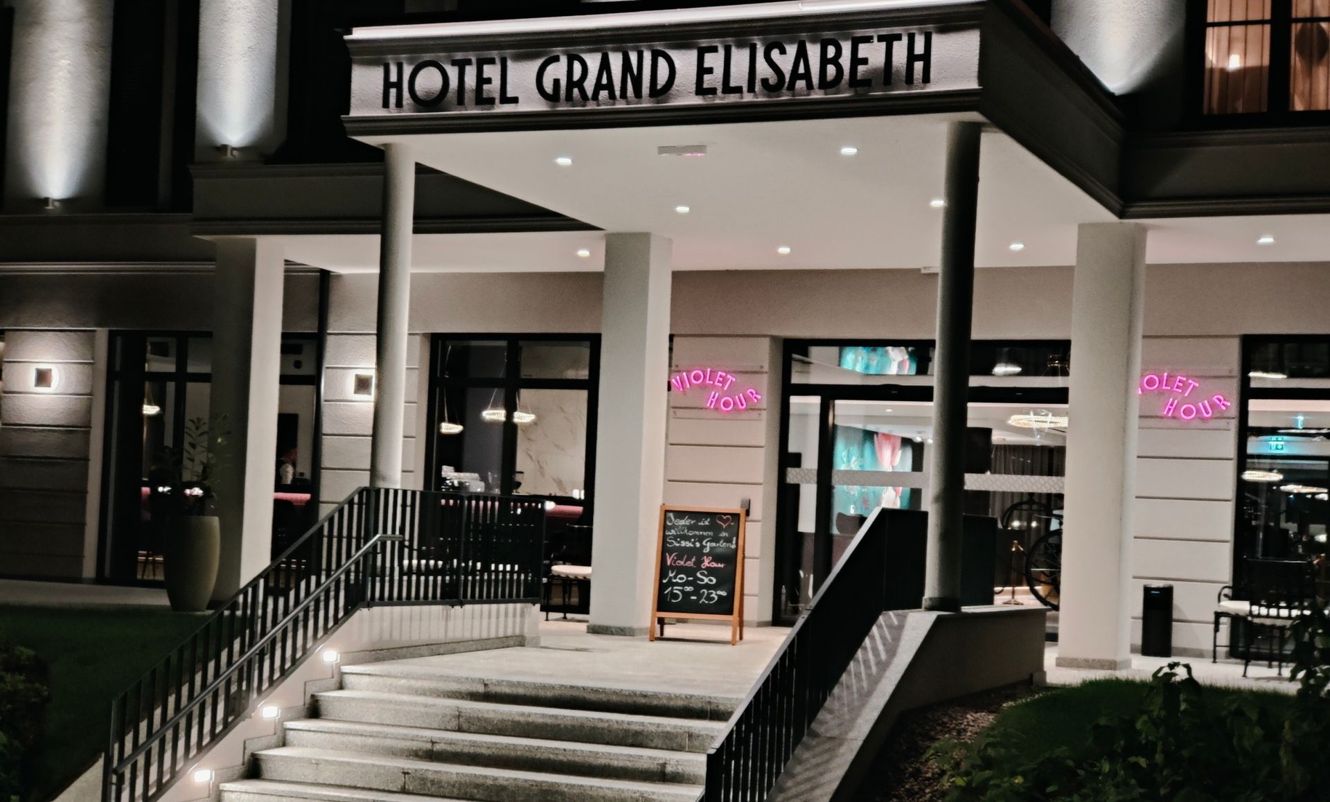 Eingang des Hotels Grand Elisabeth 