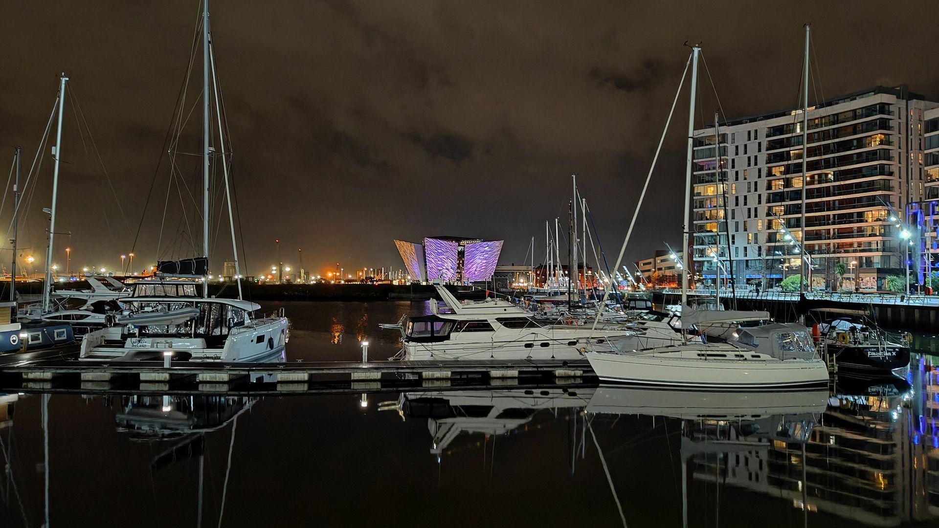 Panorama Belfast Hafen Belfast Hafen vor dem Titanic Museum Panorama