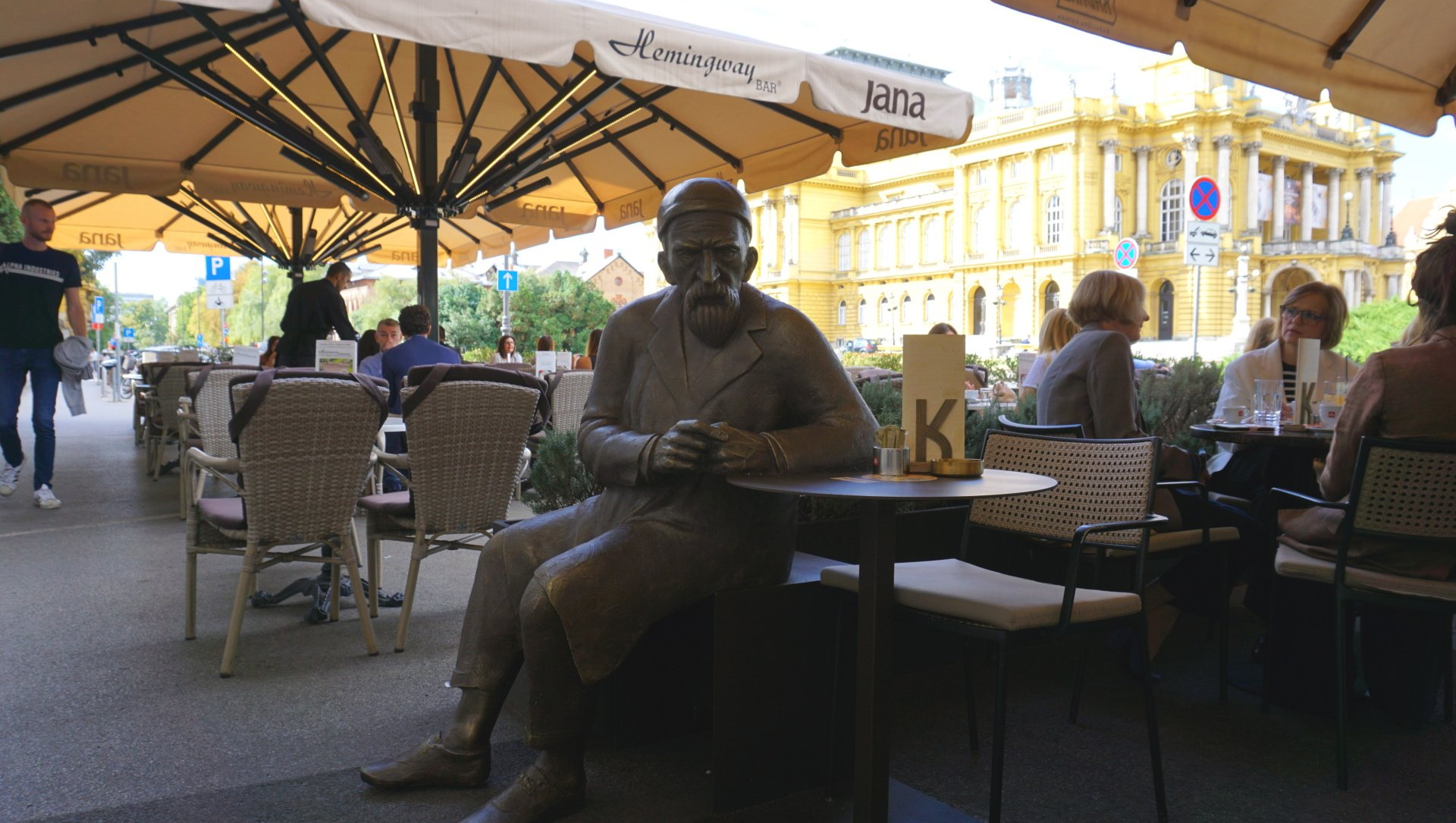 berühmte Persönlichkeiten Statuen in Zagreb Kafeehaus Kultur