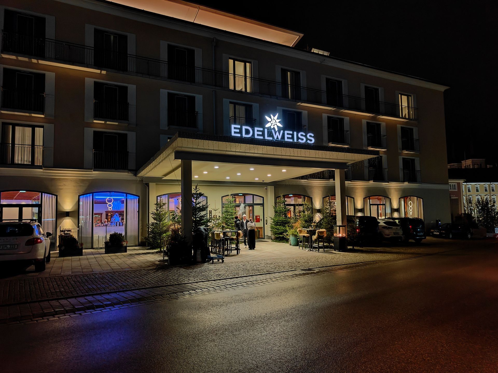 Das Edelweiss Hotel ist nachts beleuchtet