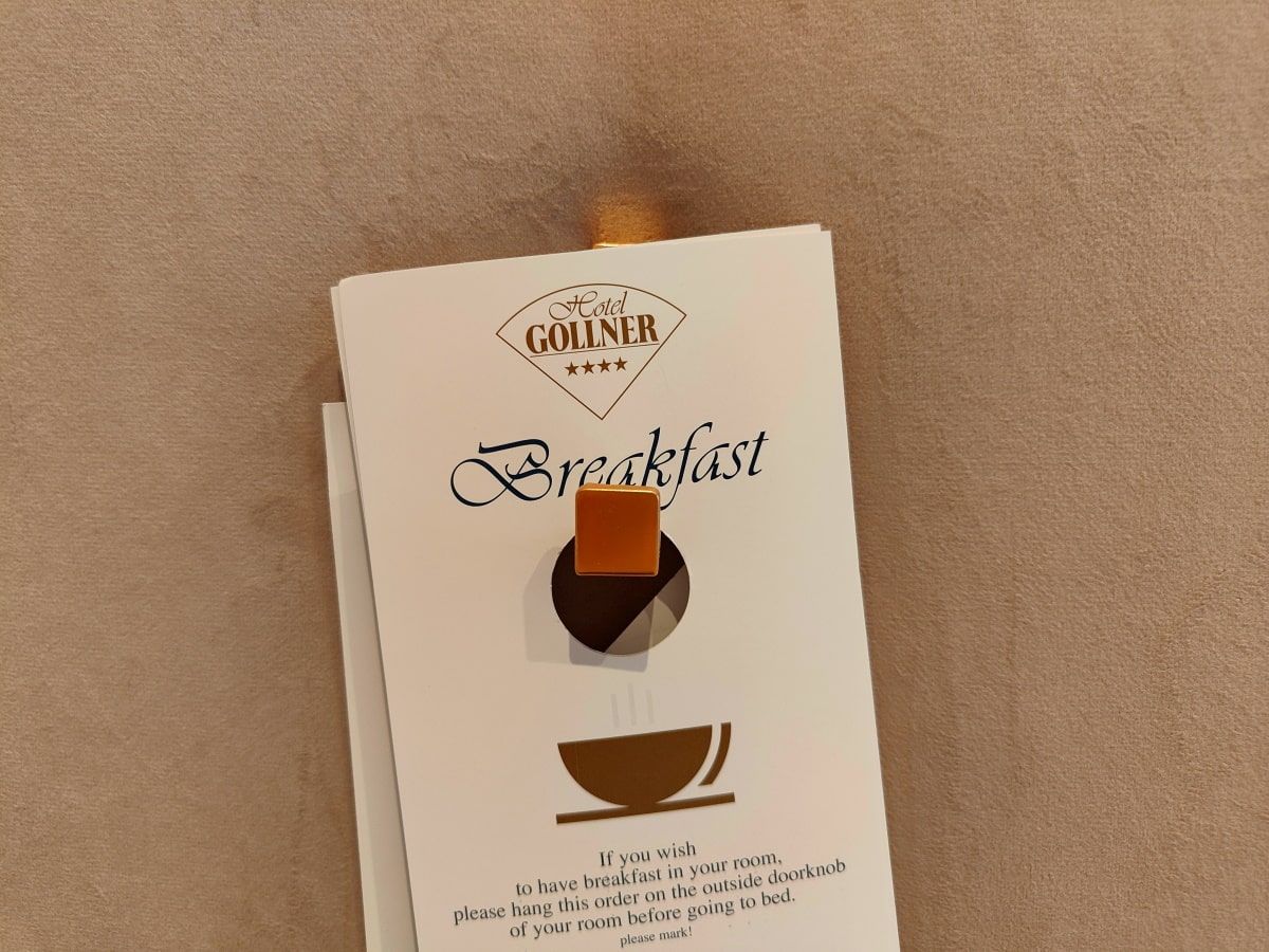 A paper with the word breakfast on it