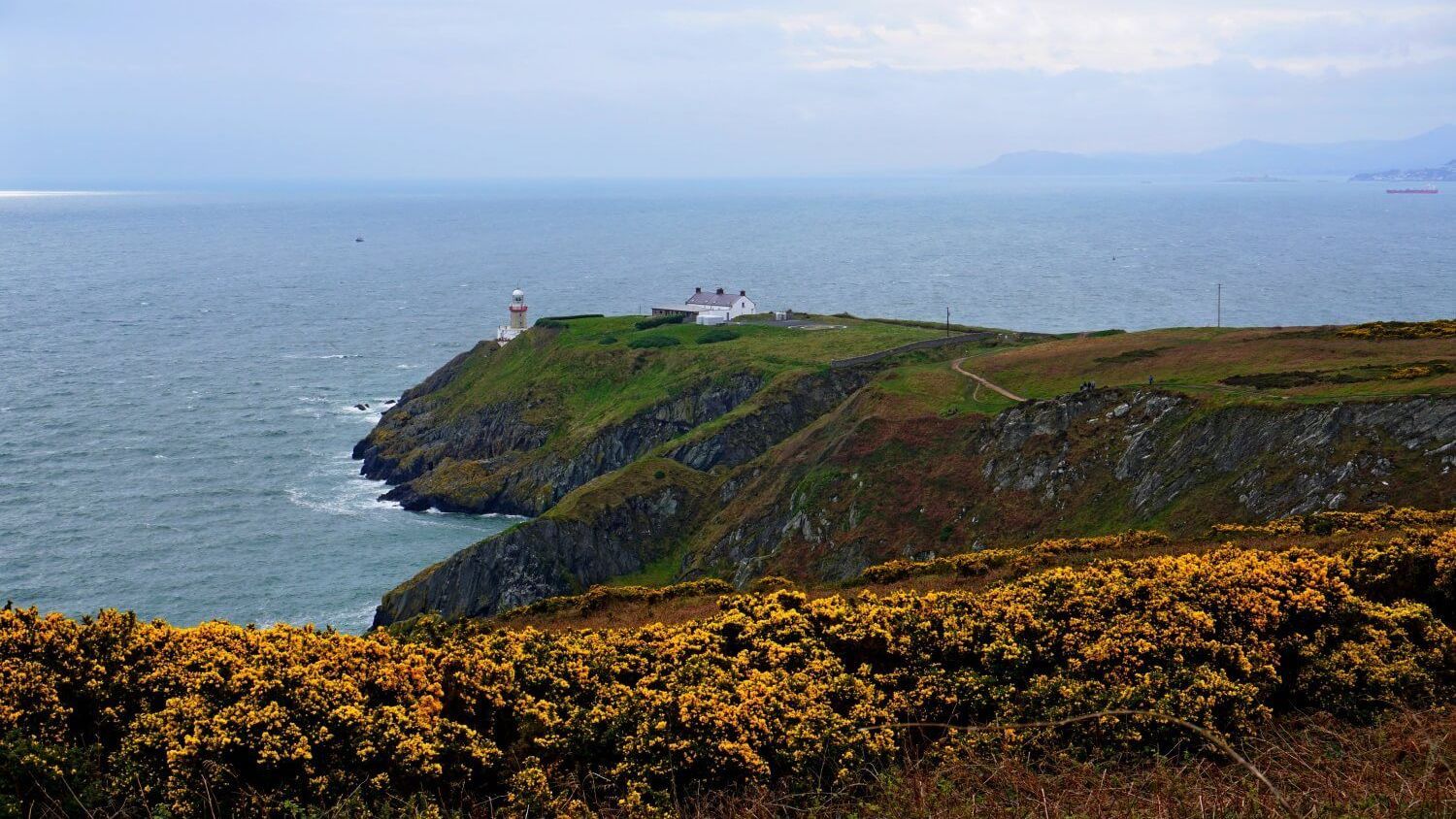 Atemberaubender Blick auf den Leuchtturm in Howth. Wandern in Dublin verspricht Entspannung und Seelenruhe.