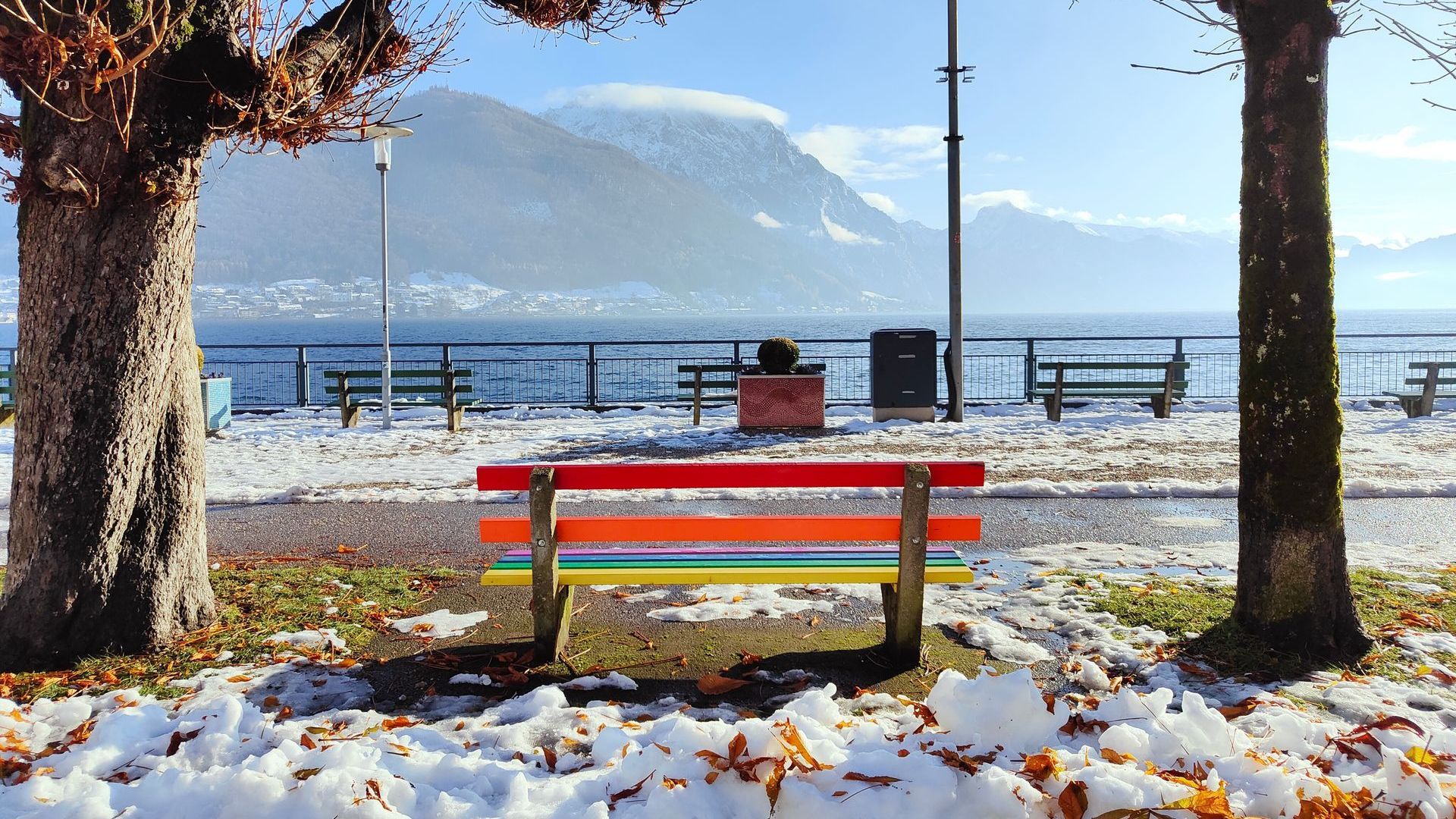 Gmunden Aussicht mit Bank in der Mitte in Regenbogen Farben