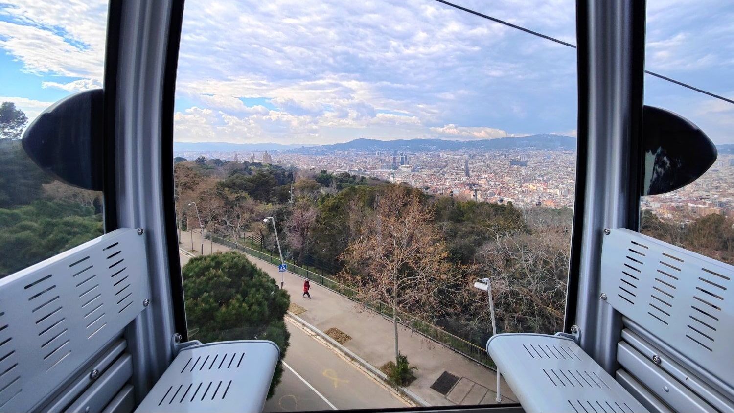 Seilbahn Stadtblick Barcelona A view of a city from inside a cable car