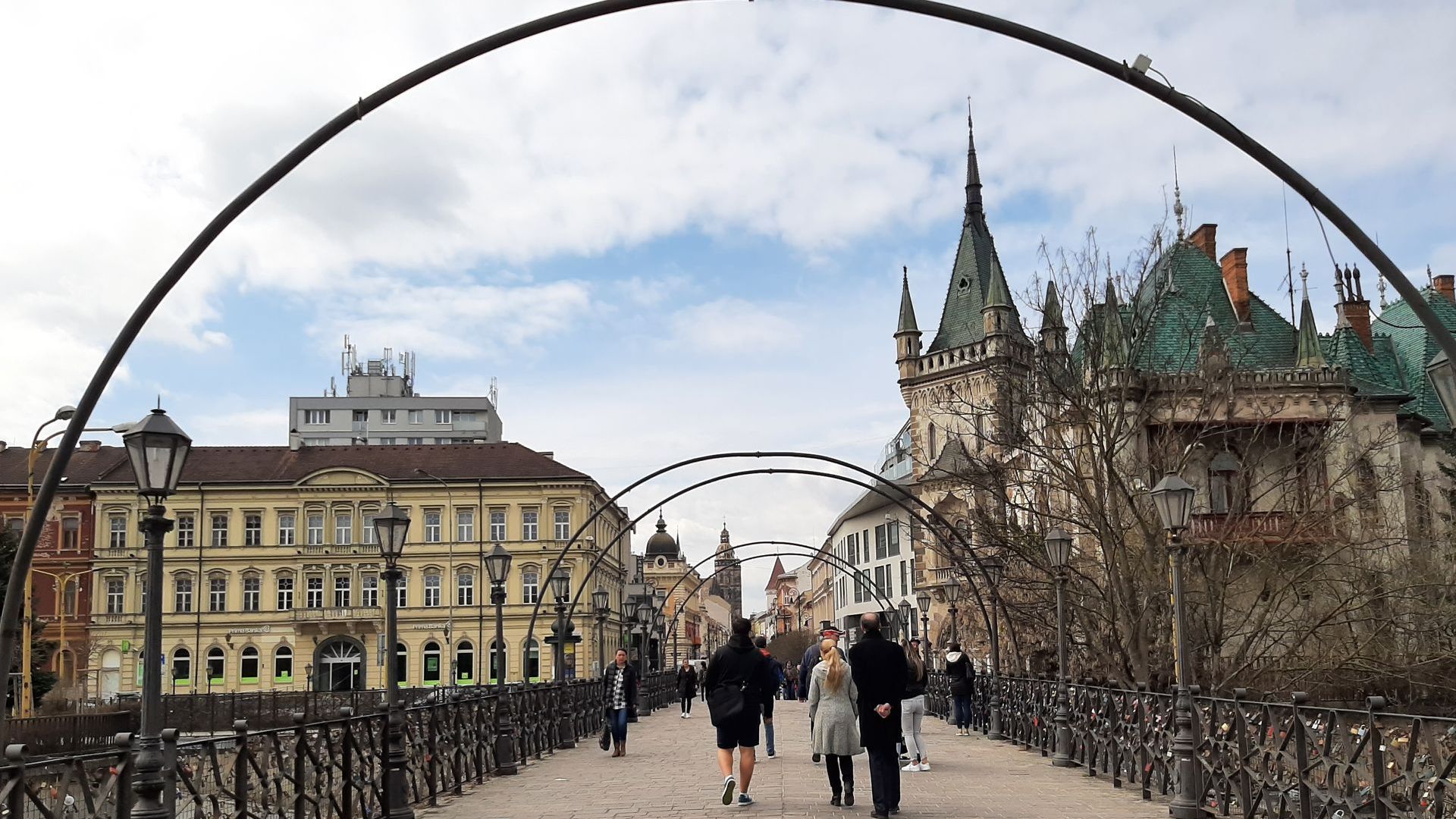 Jakab-Palais mit Brücke der Liebe Jakab-Palais mit der Brücke der Liebe