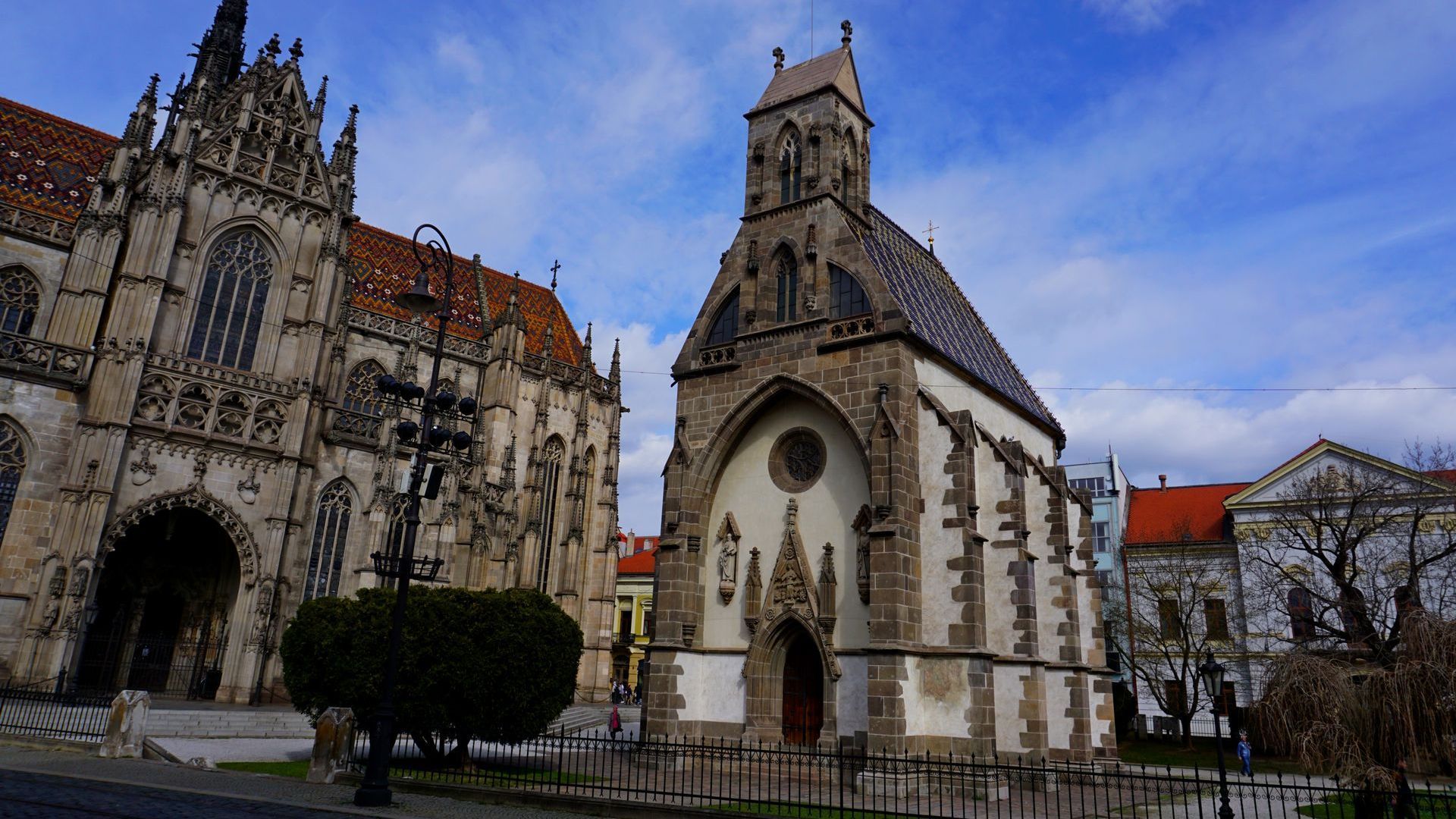 Kapelle des Hl. Michael, im Hintergrund der Dom