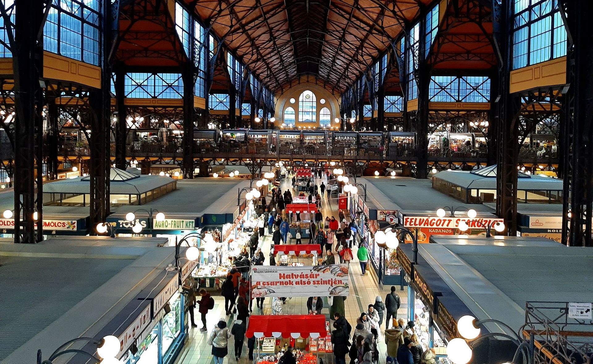 Große Markthalle Budapest The inside of a large building with lots of people (Markthalle Budapest)