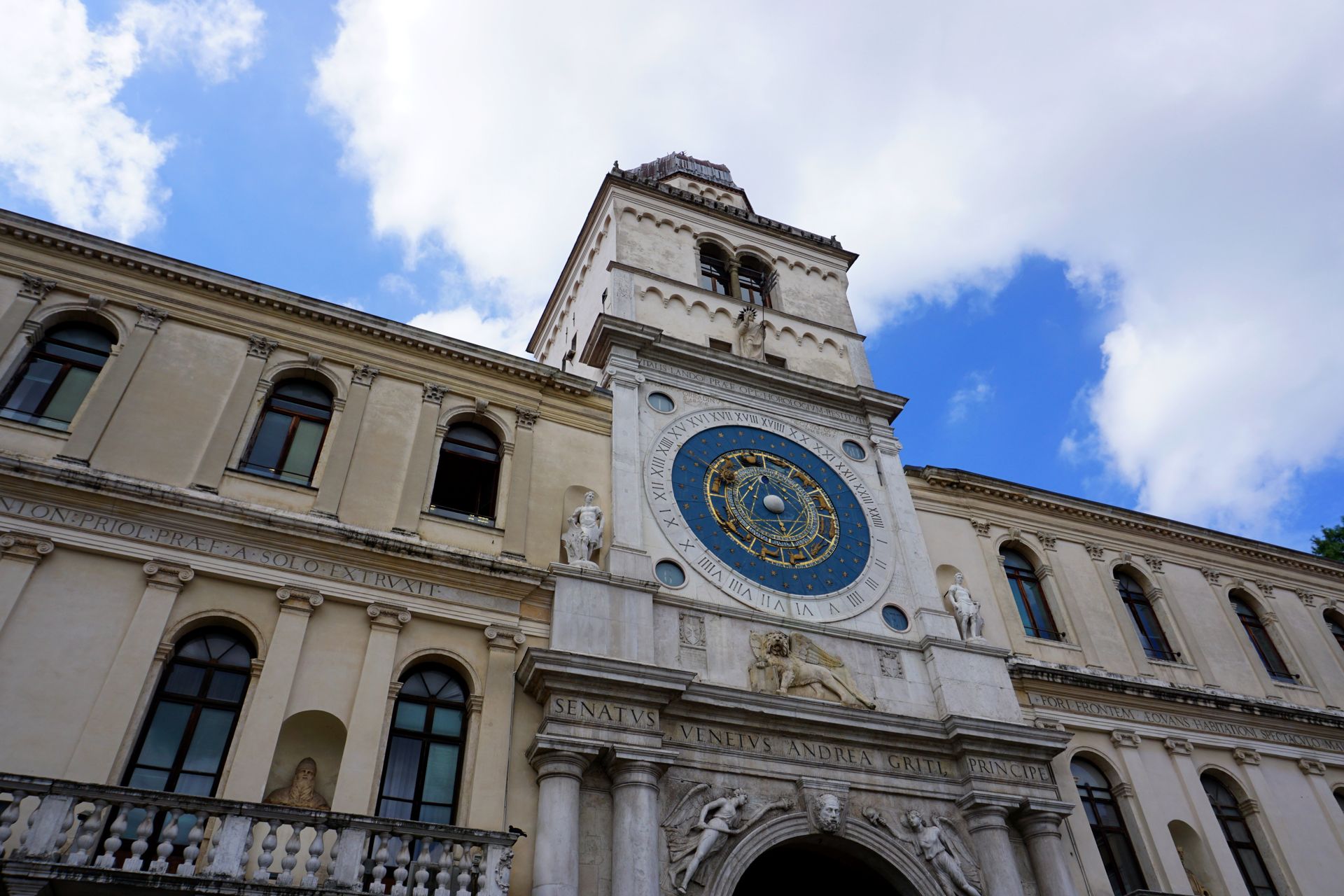 Ein großes Gebäude mit einer Uhr an der Vorderseite
