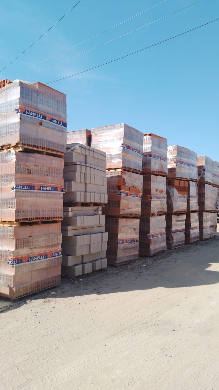 Una fila de ladrillos apilados uno encima del otro en un almacén.