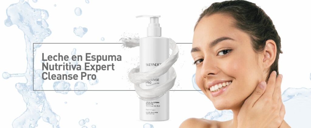 una mujer sonríe frente a una botella de leche en espuma nutritiva expert cleanse pro.