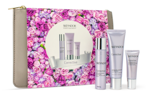 Una bolsa de cosméticos con flores moradas.