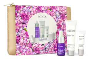Una bolsa de cosméticos con flores moradas.
