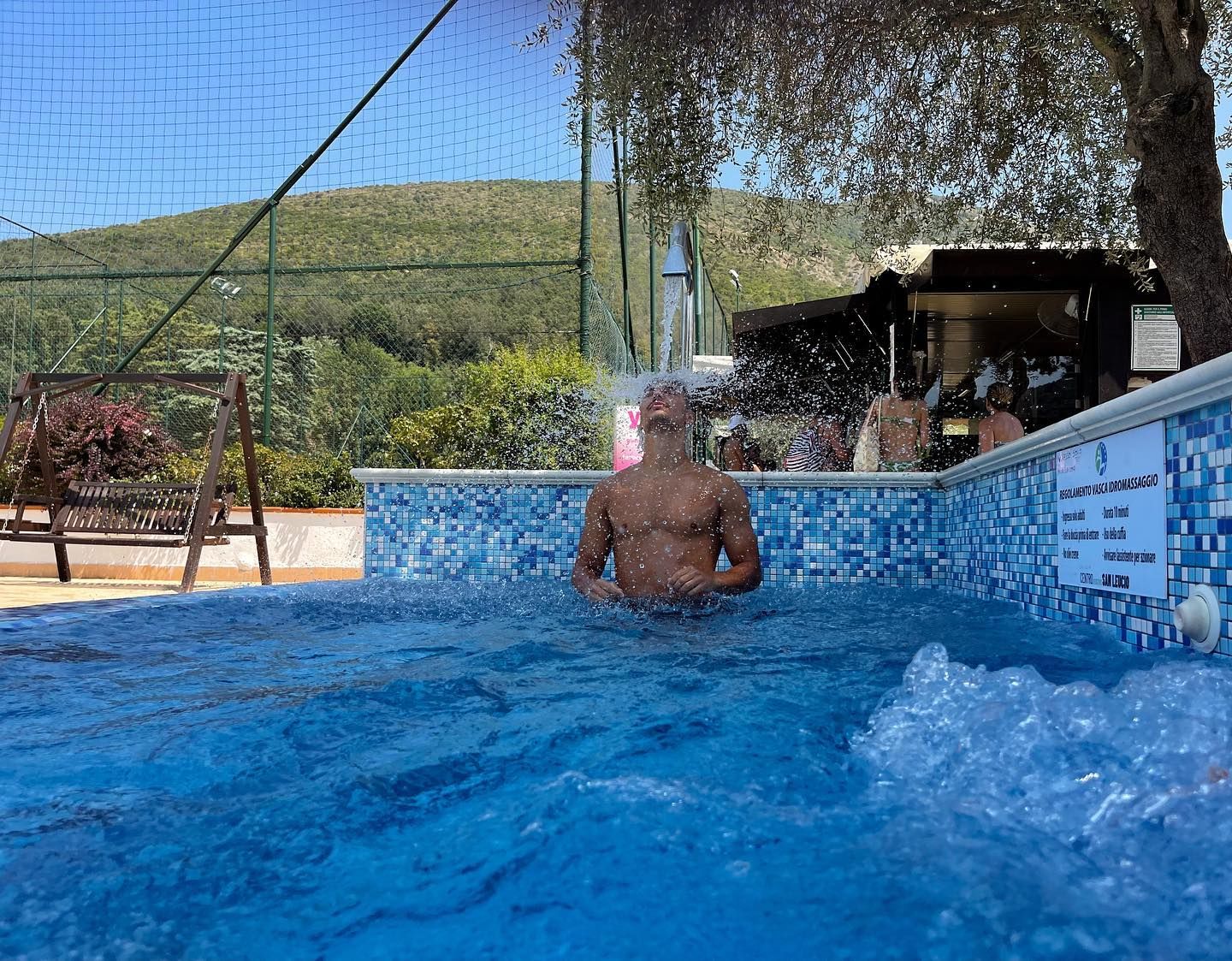 piscina esterna con idromassaggio