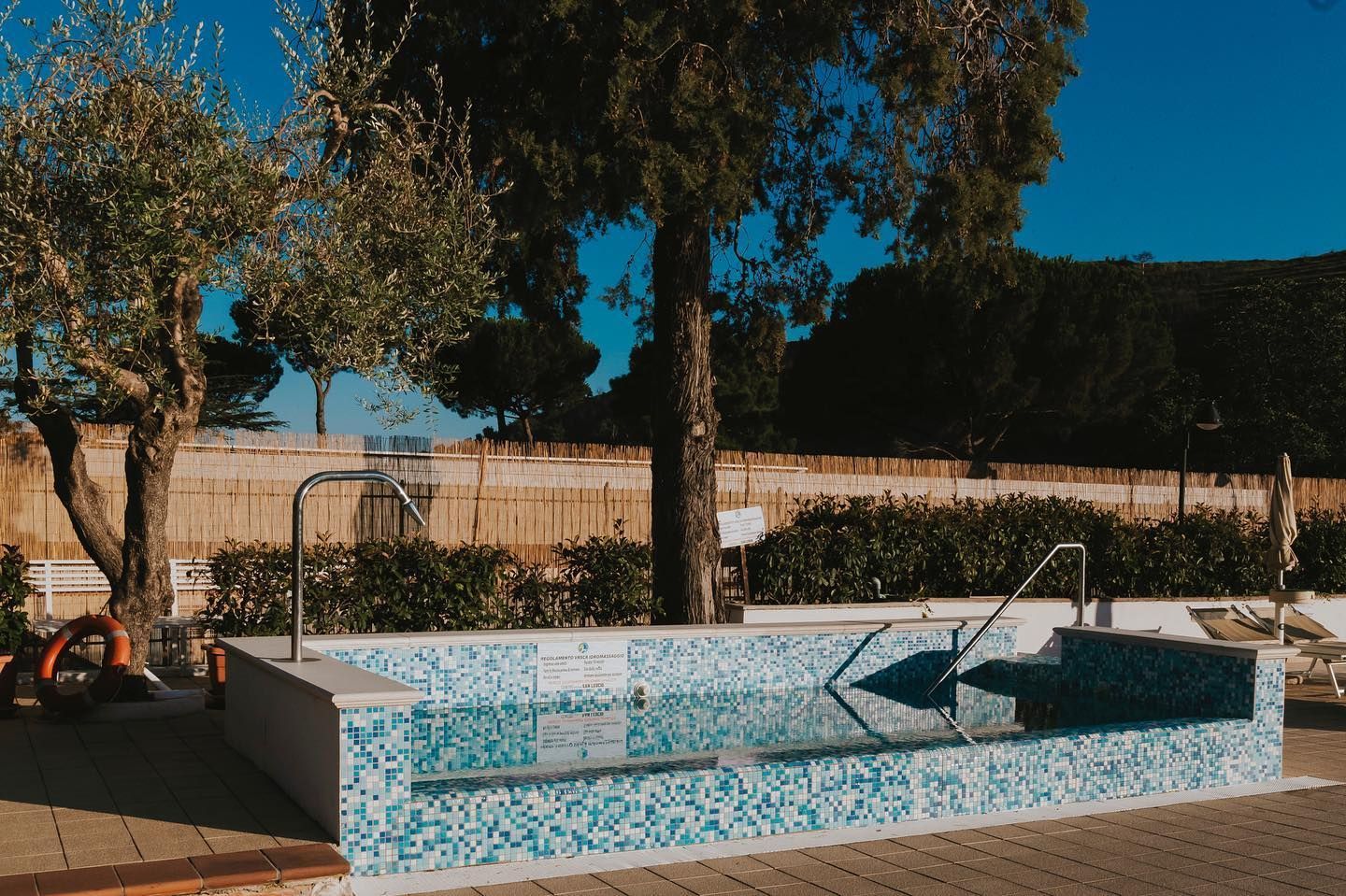 piscina con idromassaggio