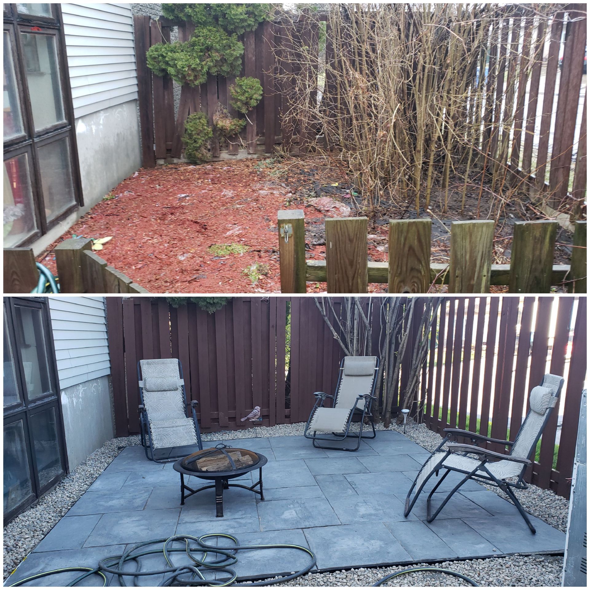 Avant et après : un terrain vague envahi par la végétation transformé en terrasse pavée avec chaises et foyer.