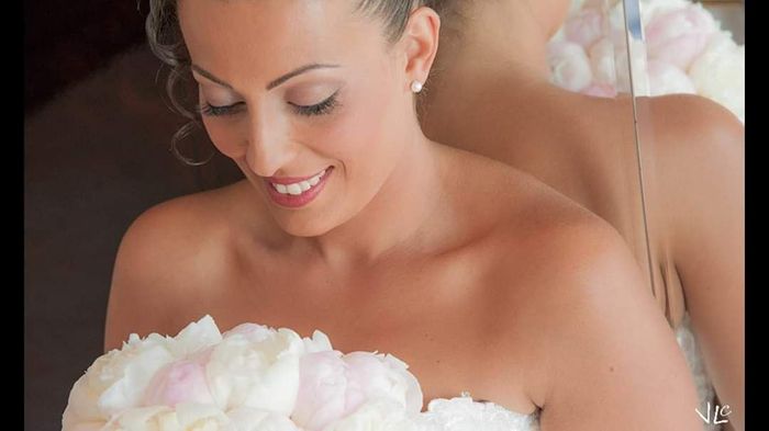 una donna riceve un manicure in un salone di bellezza .