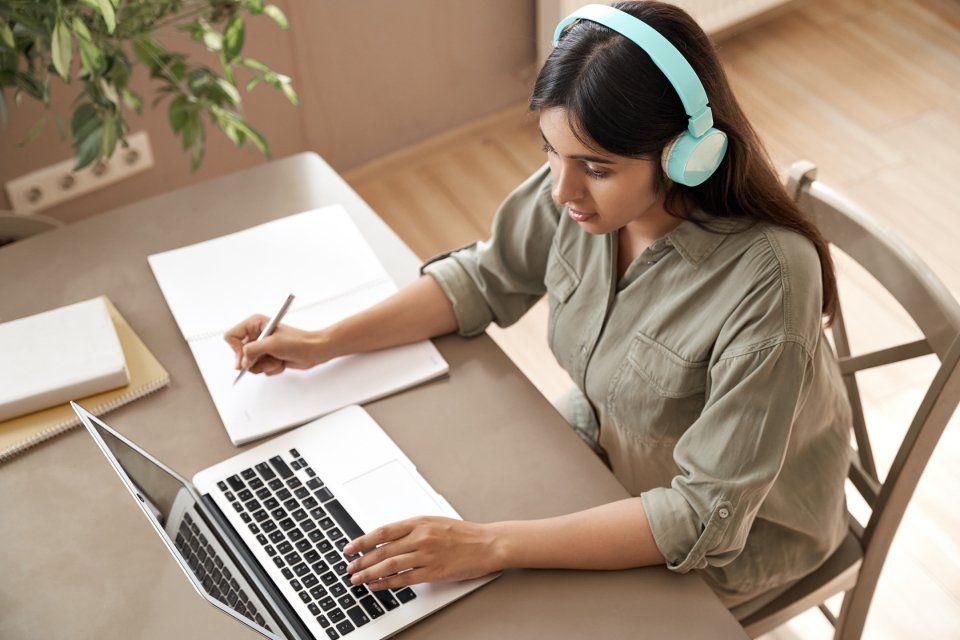 ragazza al computer