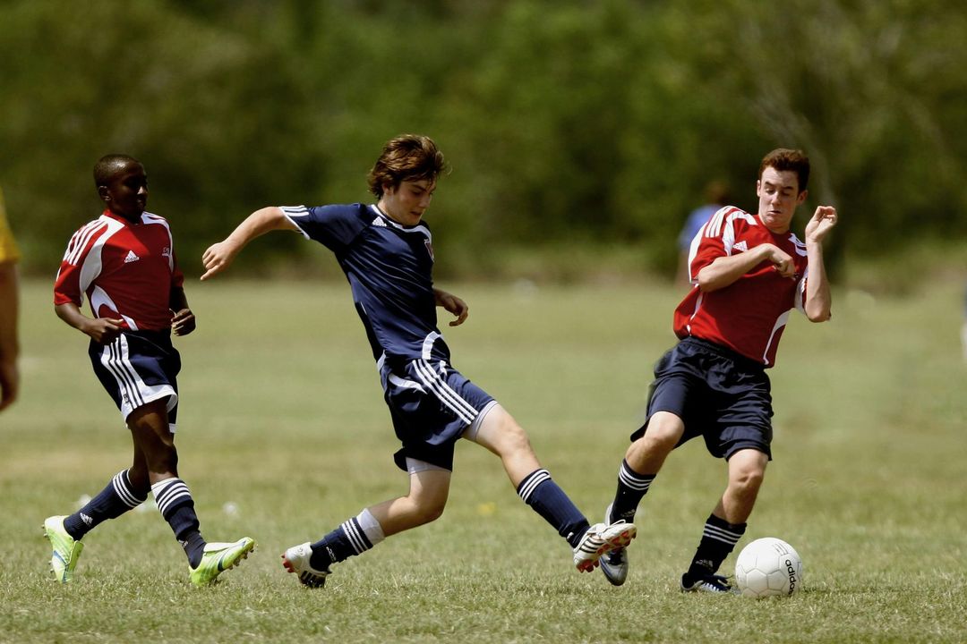Studenti che giocano a calcio