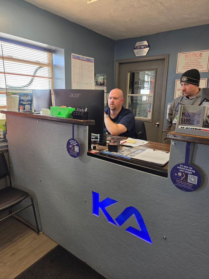 Our Client Advisors Checks Emails | Kaiser Automotive