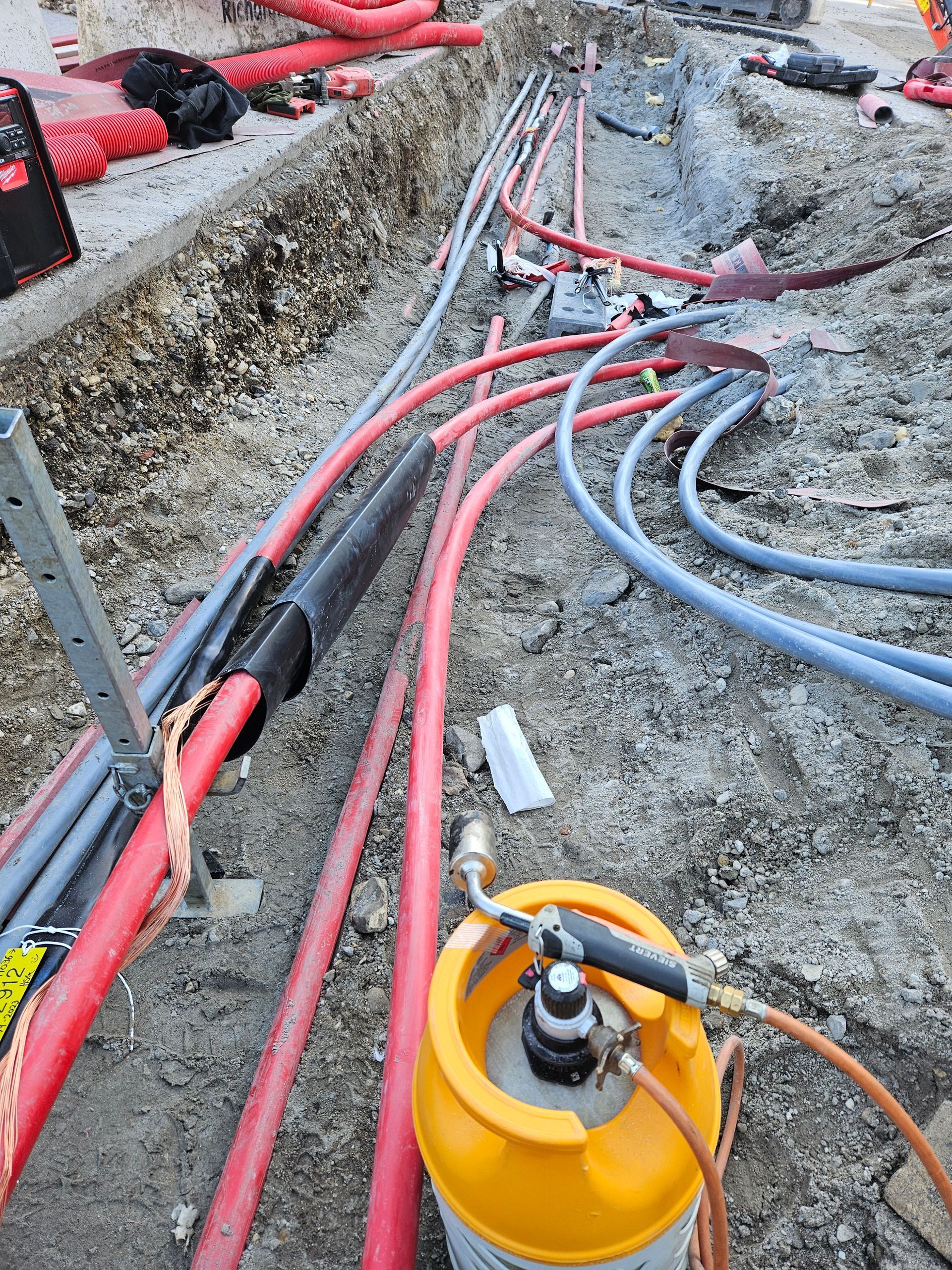 En masse elektriske ledninger ligger på jorden.