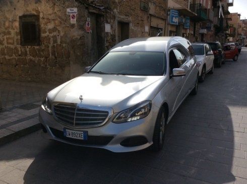 Auto funebre elegante