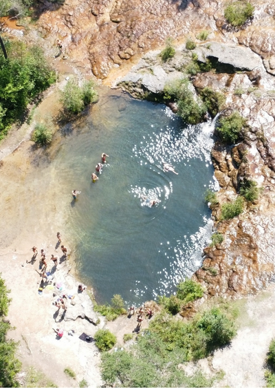 Verborgen parel, waterval, in de dolomieten