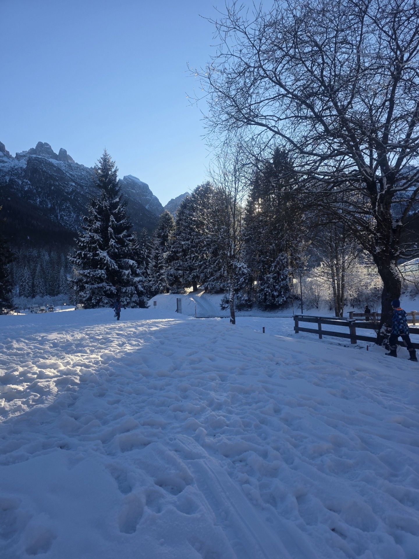 De dolomieten in de winter als er sneeuw ligt, sneeuwfun in de italiaanse dolomieten. Wat te doen met kinderen in de dolomieten