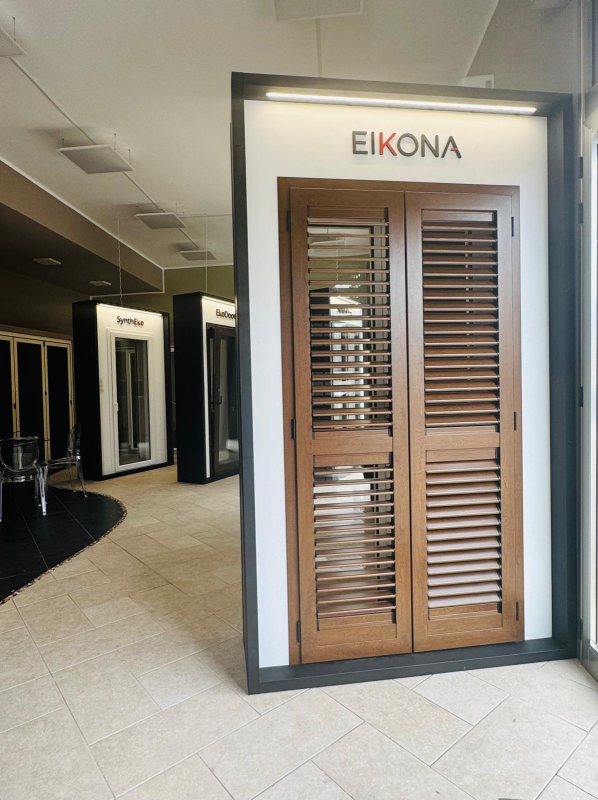 Esposizione di persiane in legno all'interno di uno showroom, marchiate 