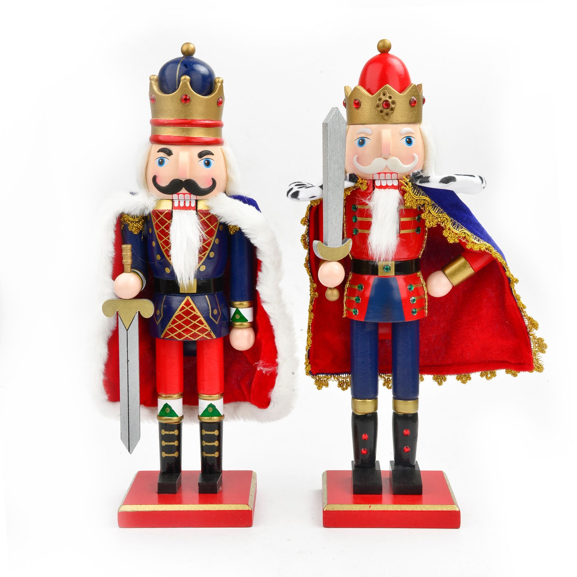 Dos reyes cascanueces adornados, uno en azul y otro en rojo, sosteniendo espadas, vistiendo coronas y capas.
