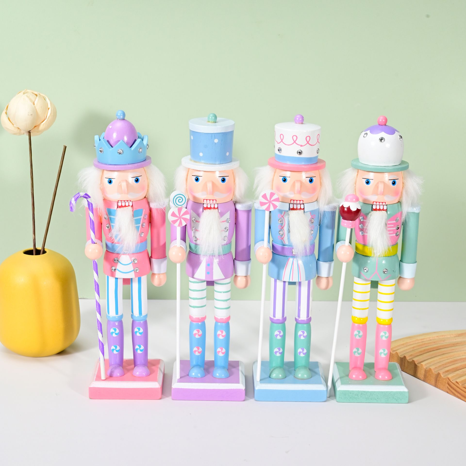 Cuatro coloridas figuras de cascanueces con bastones de caramelo, sobre una mesa.